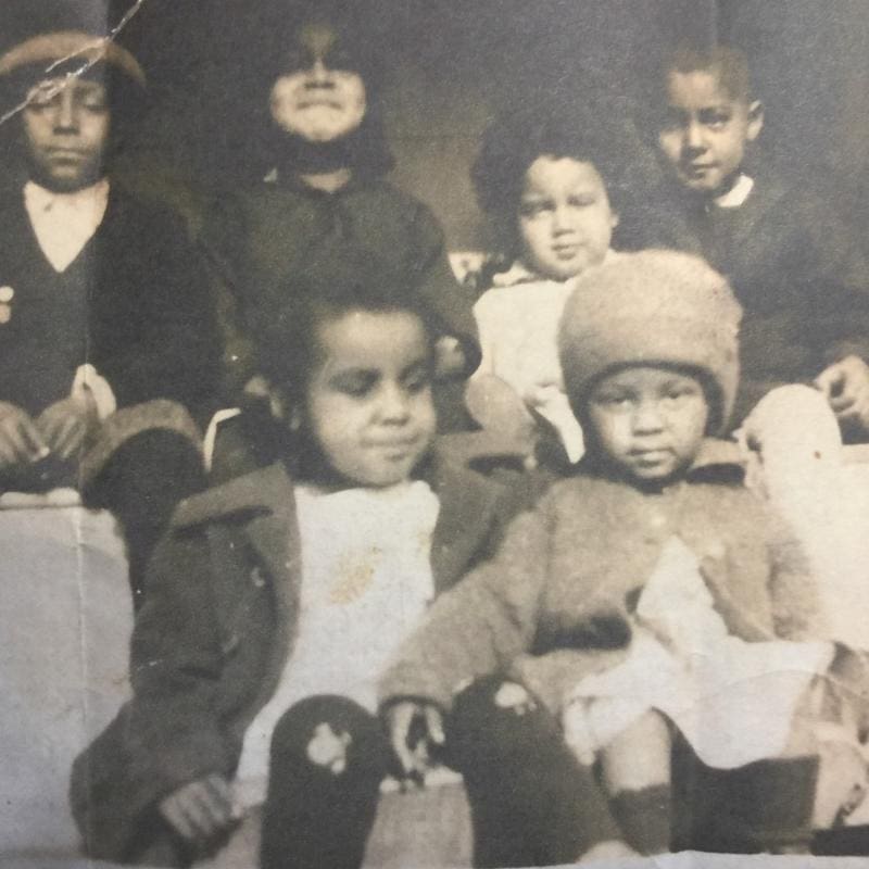 Marion's son Joseph Chesterfield Harvey (with cap) in the top row. In the bottom row is her daughter, the little one with wool cap Alma Laura Harvey.