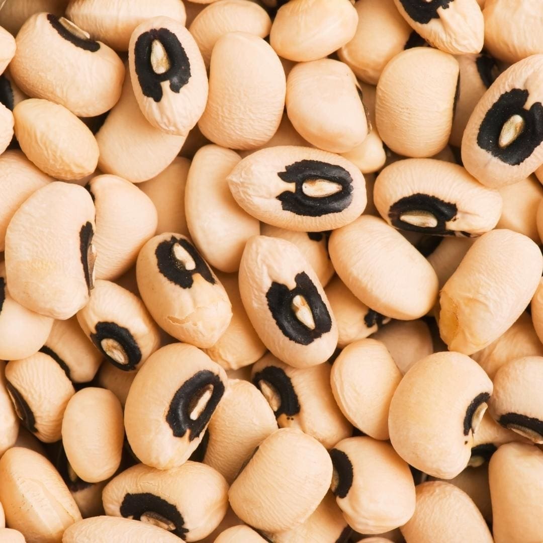 Close-up photo of black-eyed peas. 